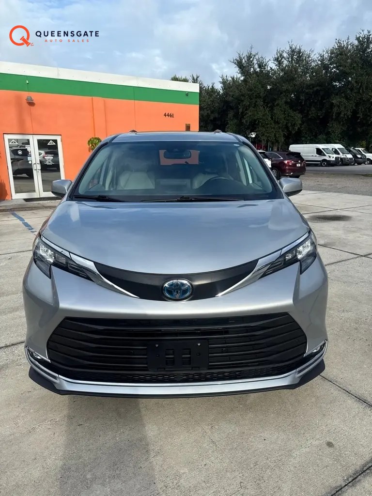 2024 Toyota Sienna XLE FWD 7-Passenger Van