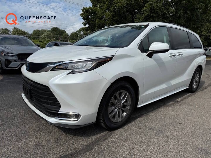 2022 Toyota Sienna XLE Hybrid AWD 7-Passenger