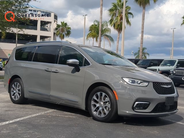2023 Chrysler Pacifica Hybrid Pinnacle FWD with Navigation and Panoramic Roof
